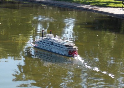 Warner's paddle steamer &quot;American Queen&quot; underway