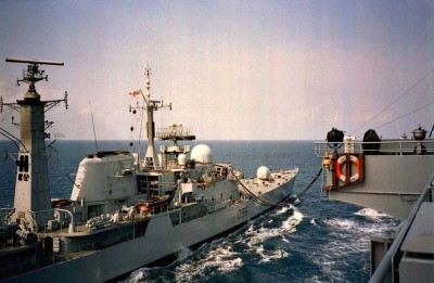 HMS Manchester refuelling 1.jpg