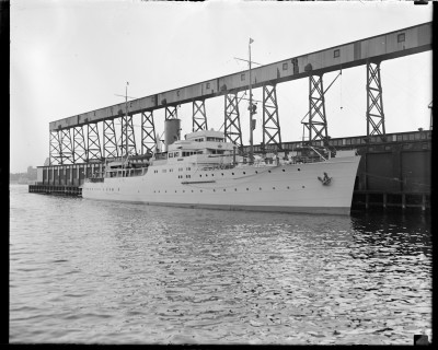 H Vanderbilt's $1 million yacht 1922.jpg